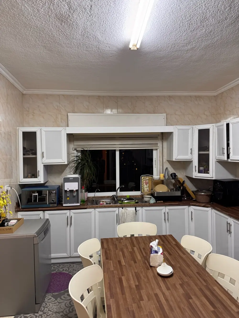 شقه طابق اخير وروف في الجبيهه الغربي بسعر مميز