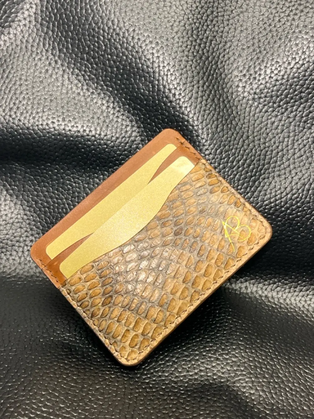 محافظ جلد طبيعي هاند ميد