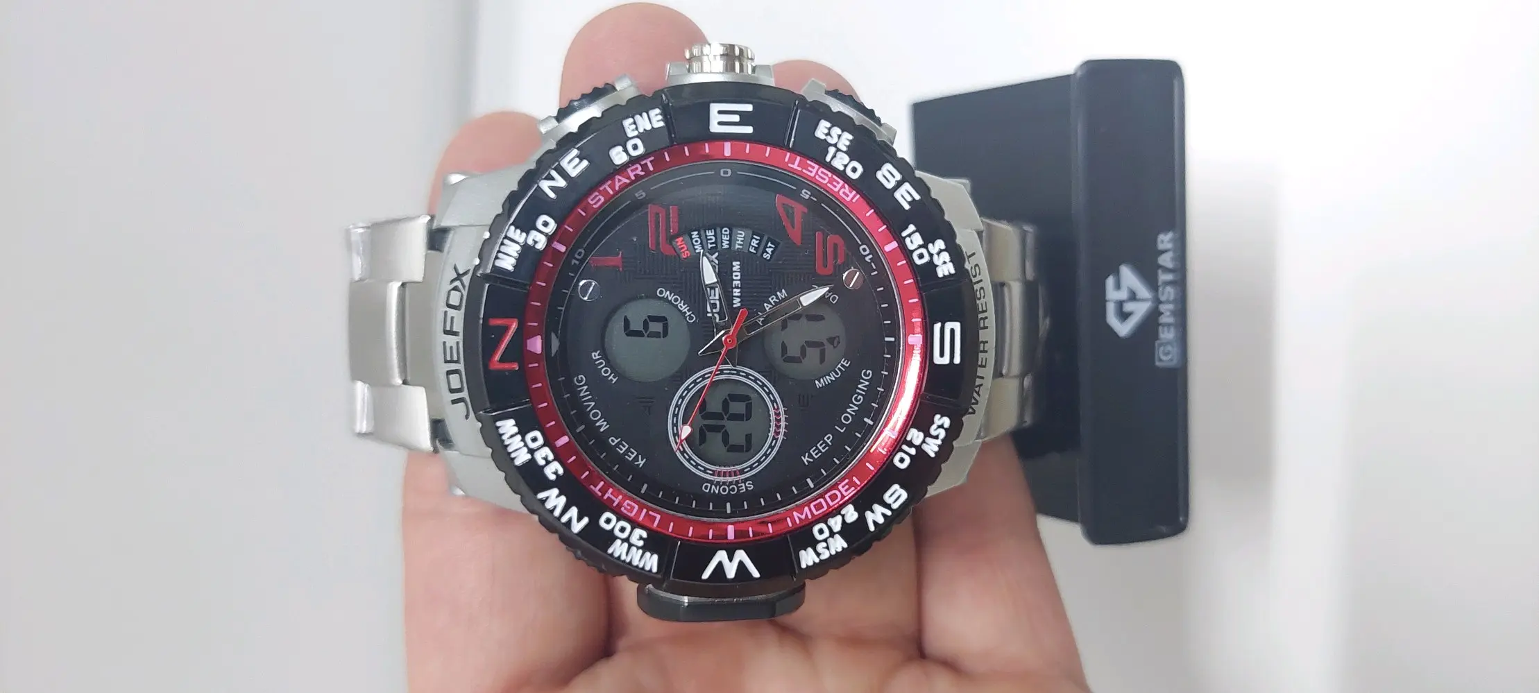 ساعة لون سلفر جديدة بالكرتونة