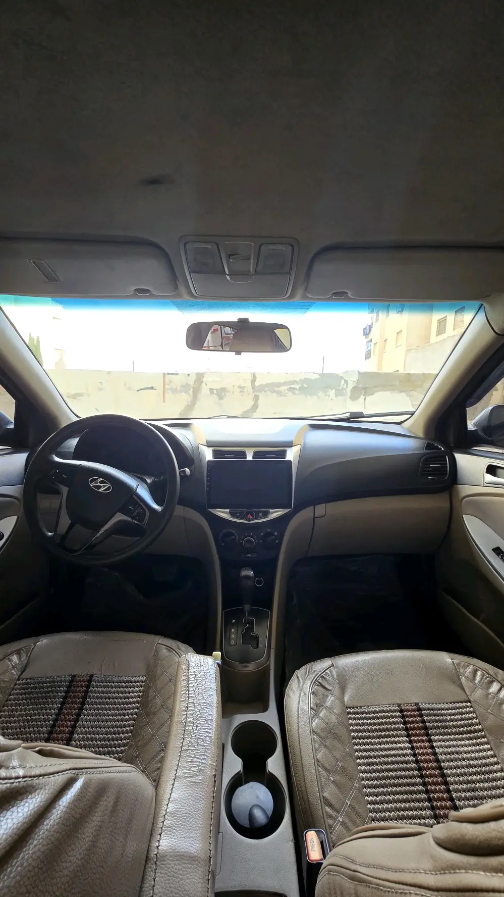 اكسنت 2016 لون أسود للبيع