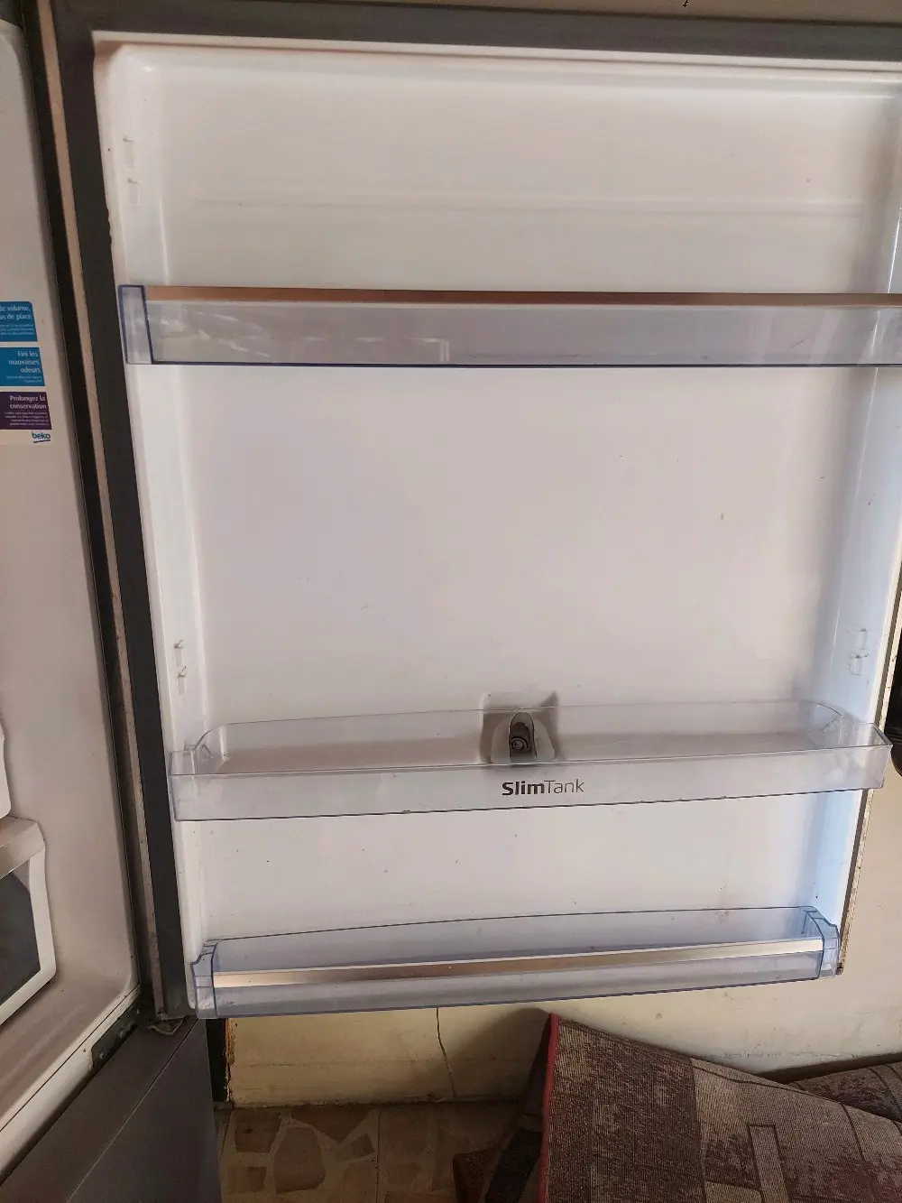 ثلاجة بيكو حديثة مع شاشة