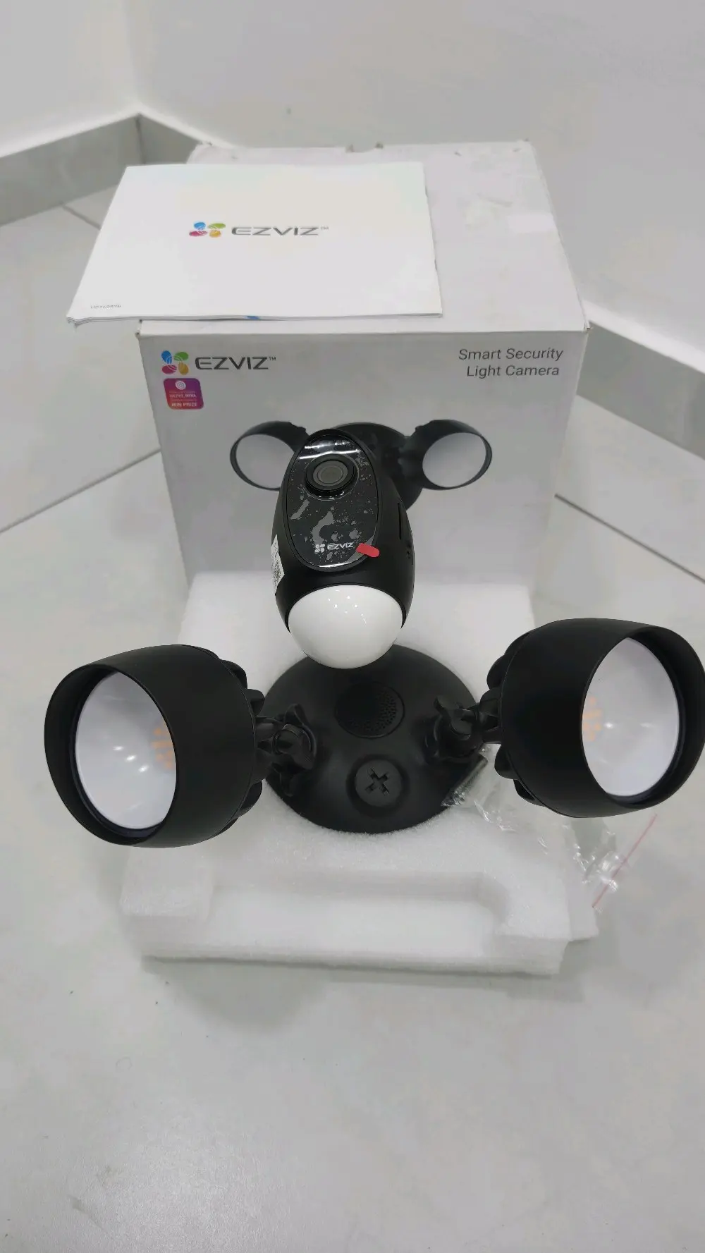 كاميرا مراقبة ذكية EZVIZ LC1C مع كشافات قوية - جديدة (كرتونة مفتوحة)