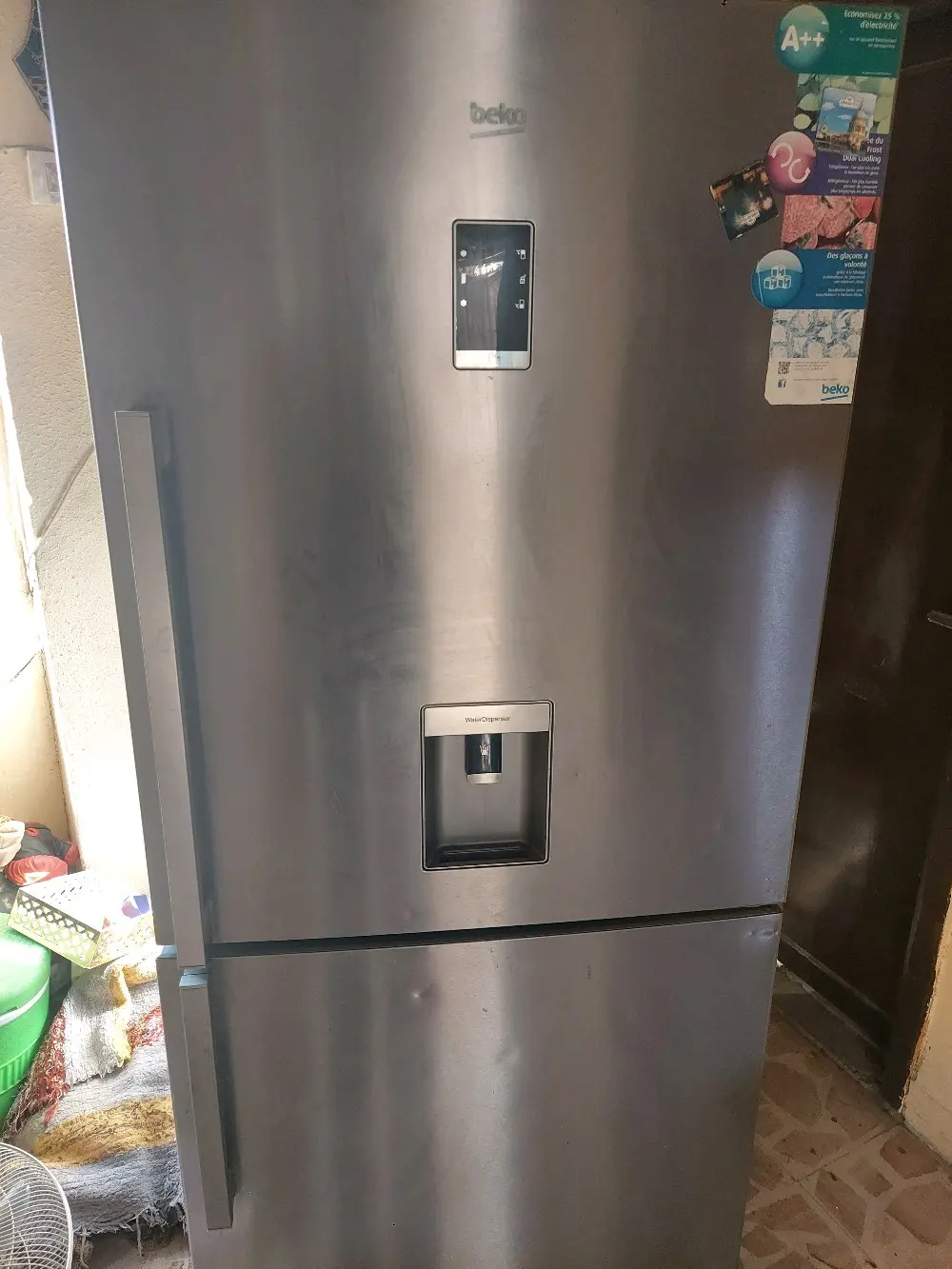 ثلاجة بيكو حديثة مع شاشة