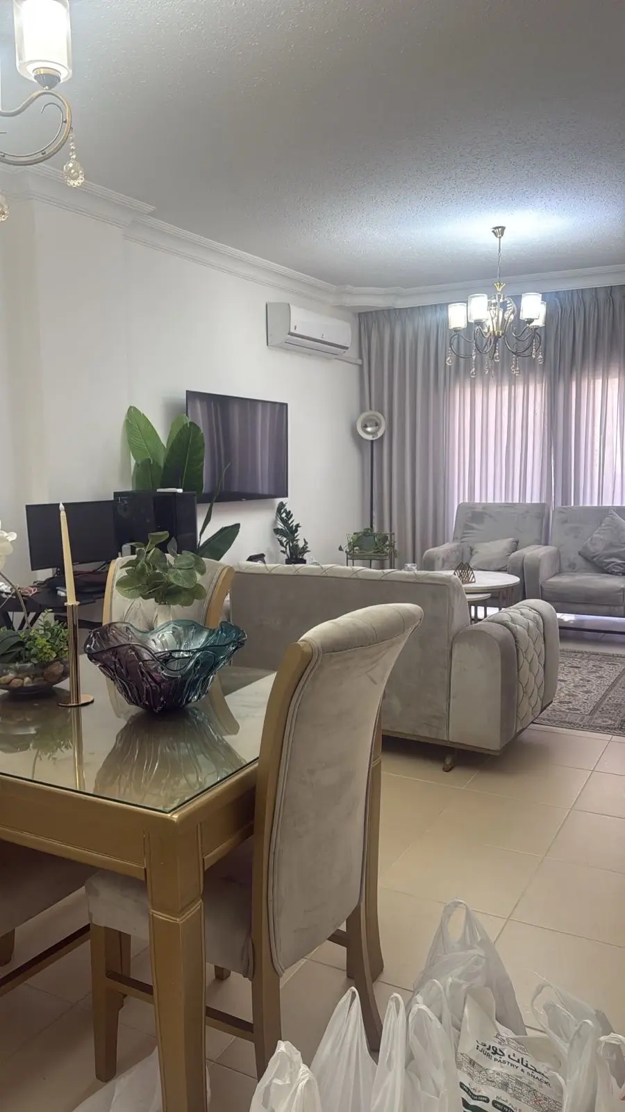 صالون للبيع