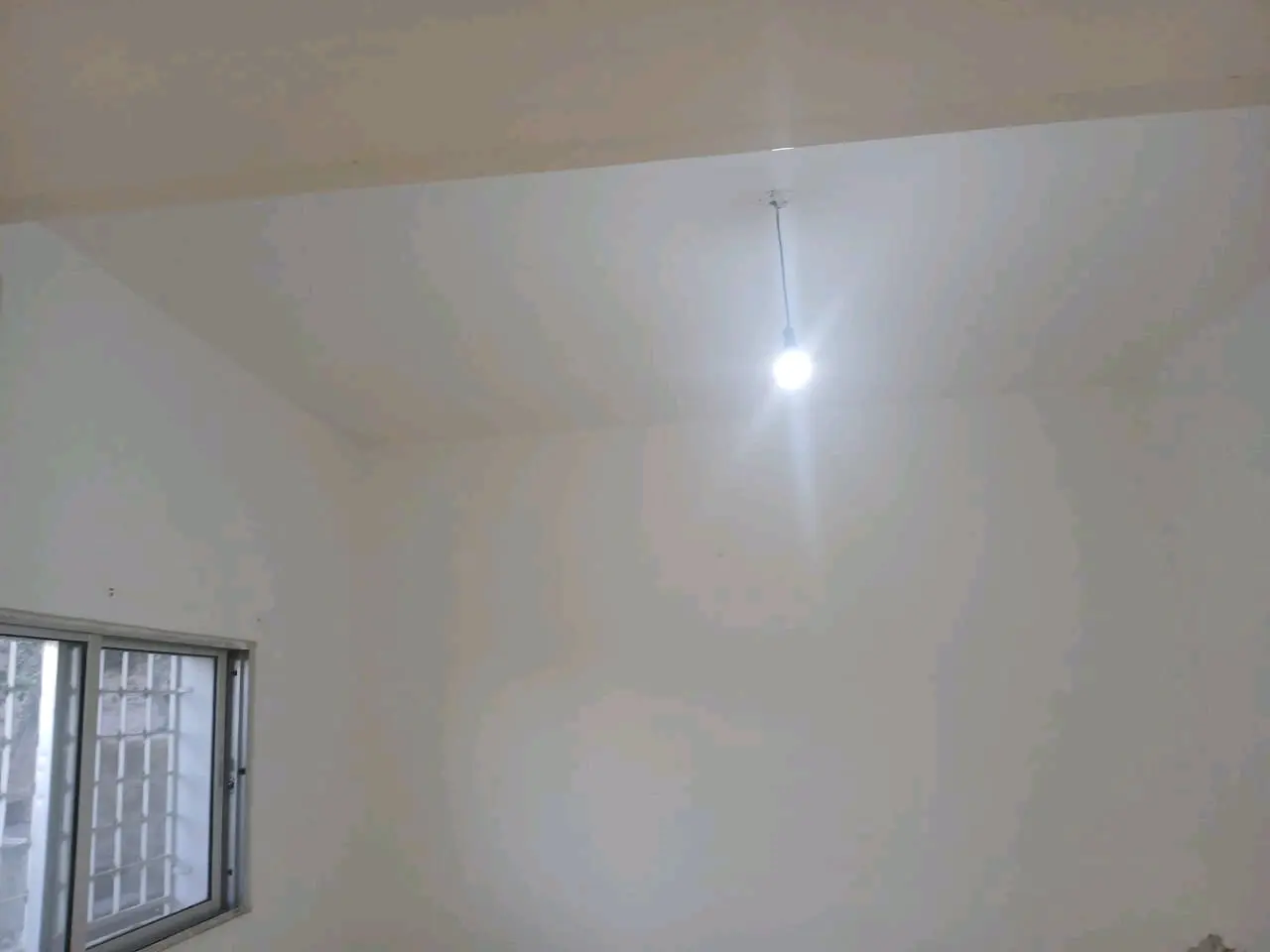 شقة أرضية مع ترس  غرفتين للايجار للعرسان