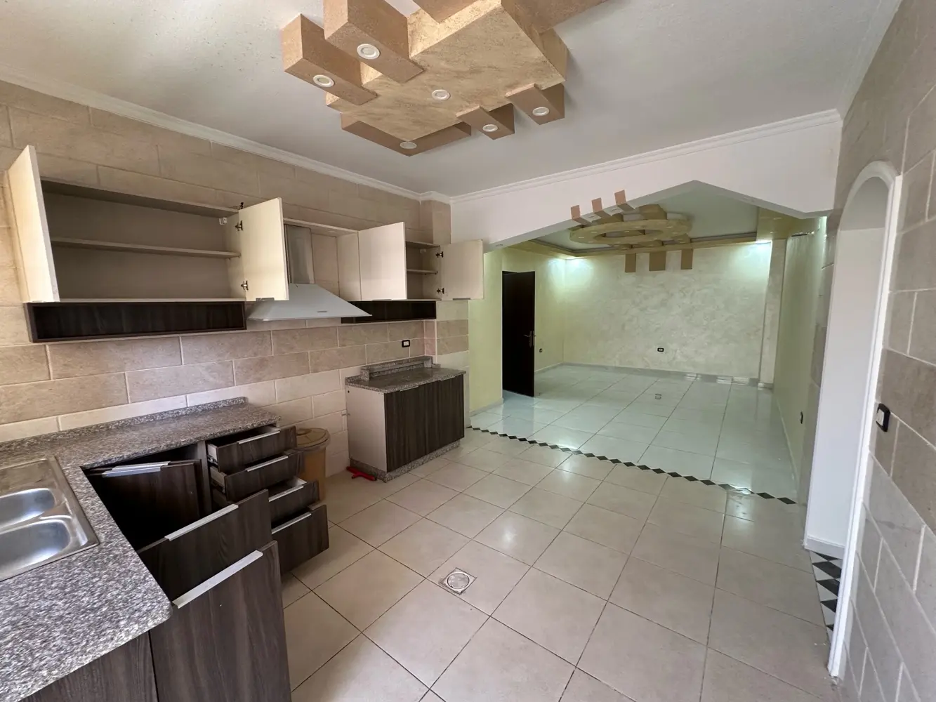 شقه مميزه للايجار قرب اسواق MK الراهبات الورديه/مساحه 165 مناسبه للطلبه الوافدين