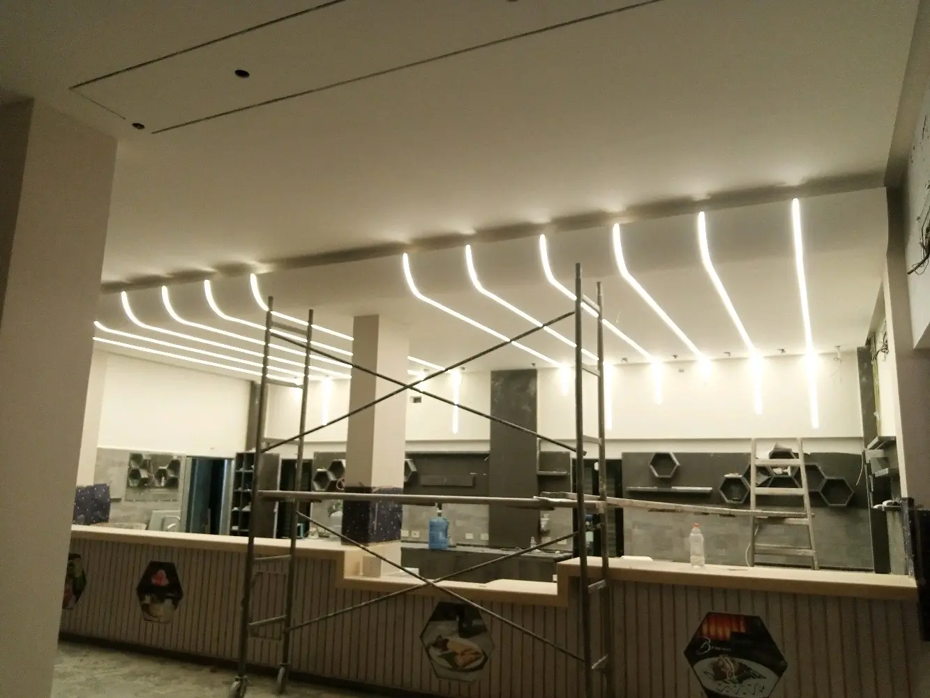 فني كهرباء  فيي اربد تأسيس وصيانه الكهرباء المنزليه والمحال التجاريه