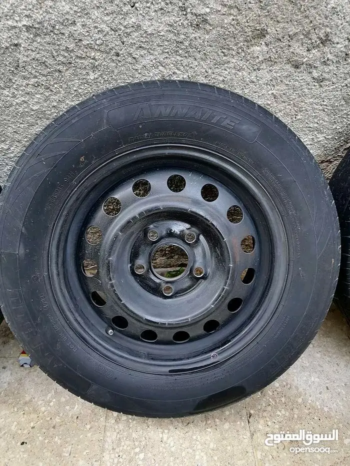 جنط 15 اصلي مع 4 فردات كوشوك بحالة جيدة و 4 طاسات أصلية