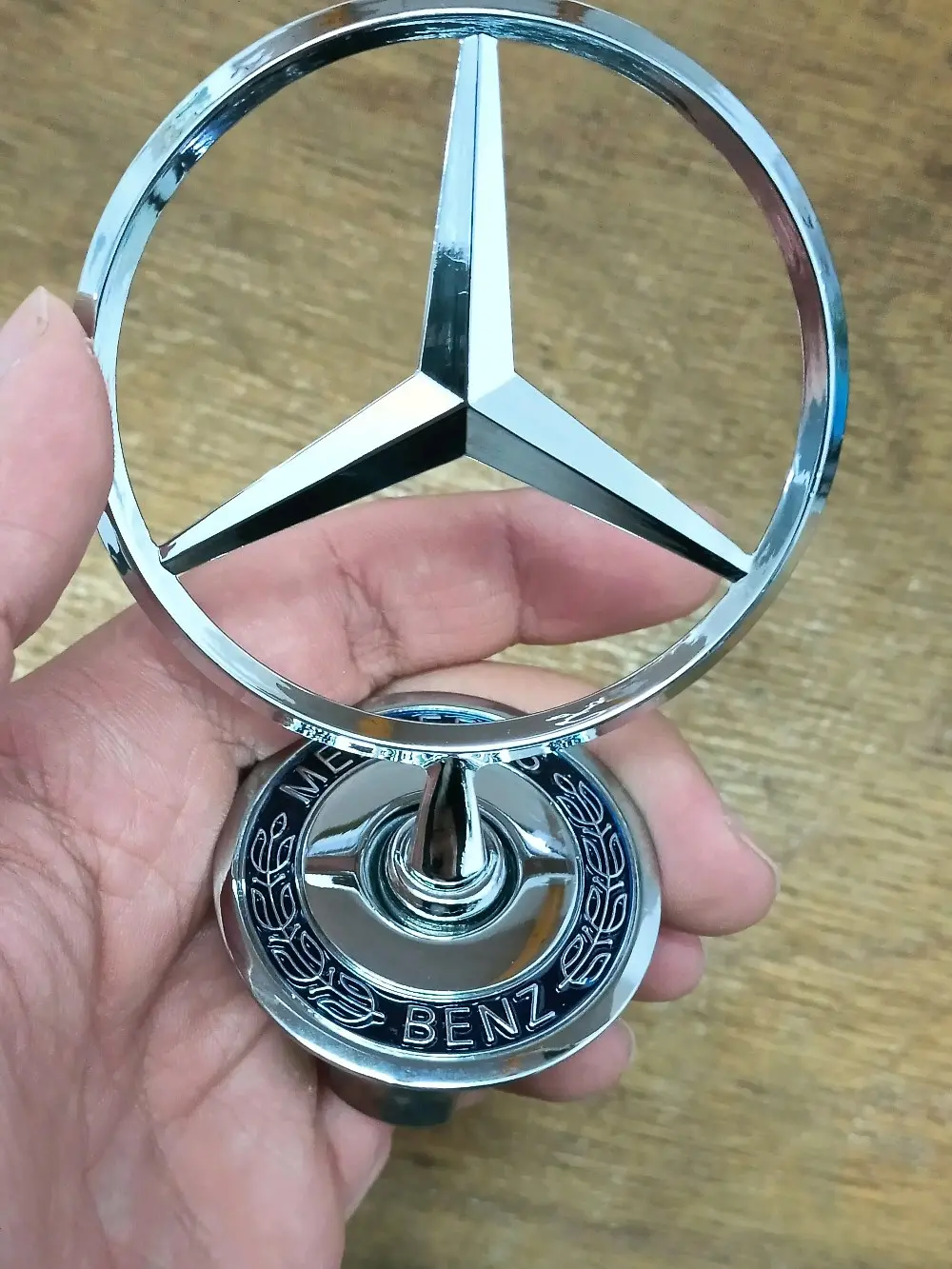 شعار مارسيدس قرش ونص موجود للف