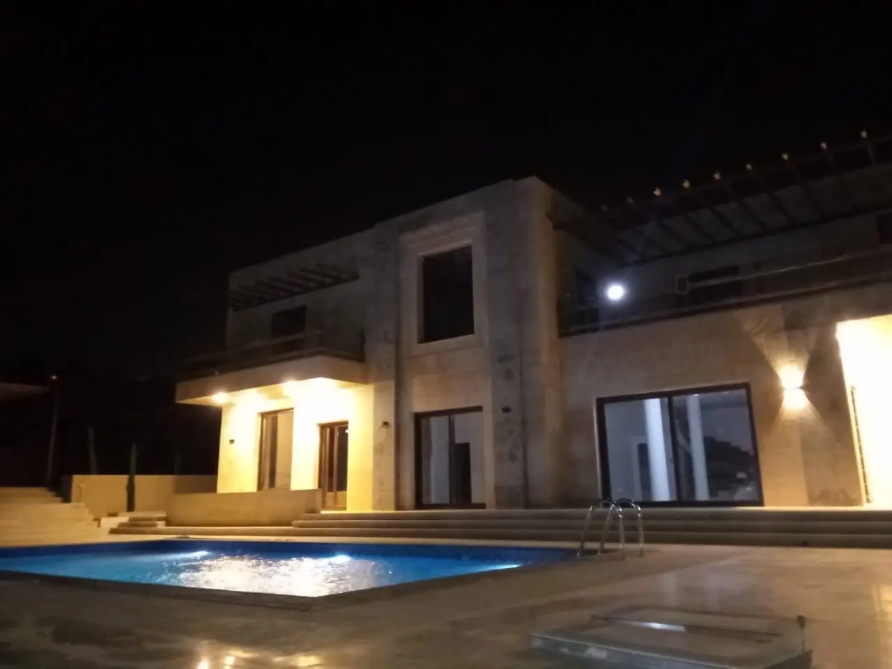 فبلا مودرن حديثة البناء