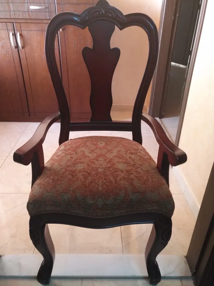 غرفة سفرة خشب زان وبلوط بحالة جديدة  استخدام بسيط 8 مقاعد وبوفيه