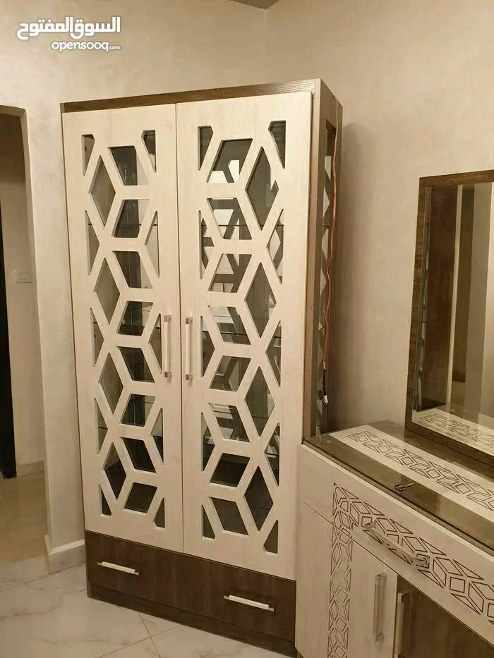 طاولة سفرة ثمانية كراسي مع دنسوار و فضية تفصيل خشب لاتيه إندونيسي بحال الوكالة