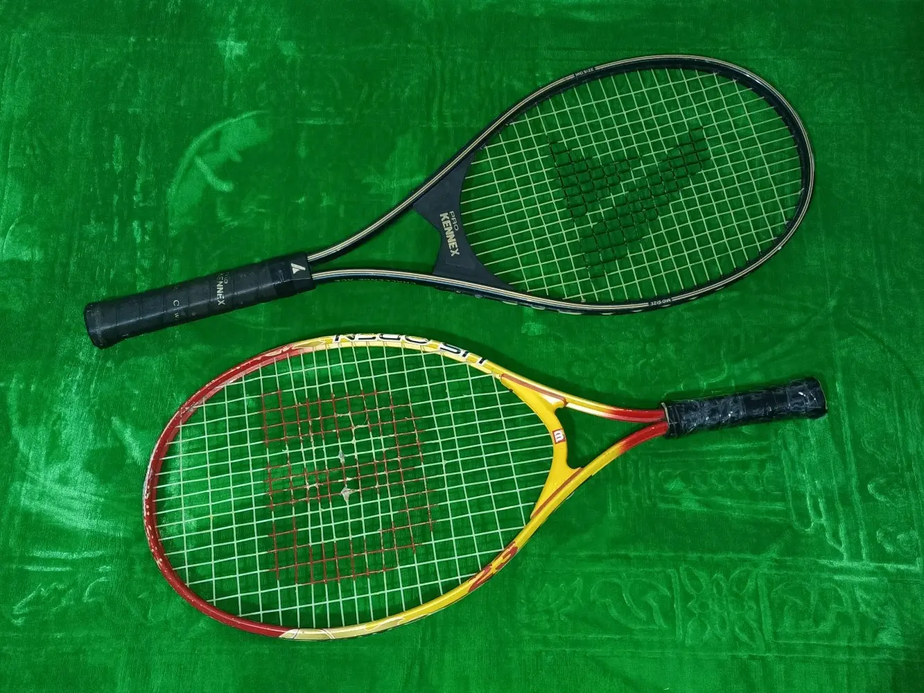 مضارب تنس ارضي وريشة