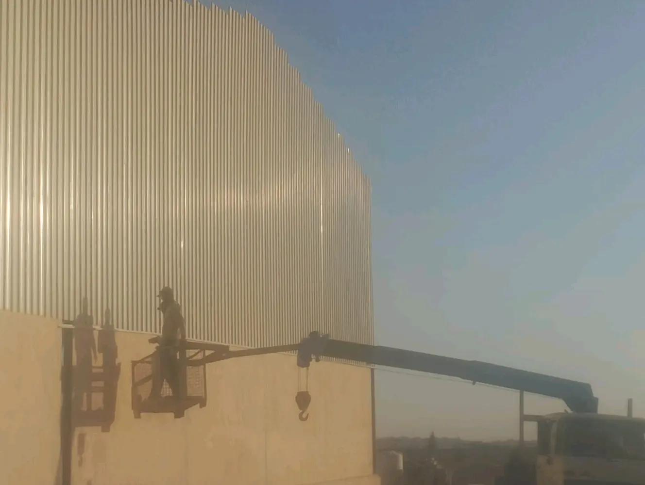 بناء الهناجر و الهياكل المعدنية و المباني الحديدية و المكاتب و الابنية متعددة ال