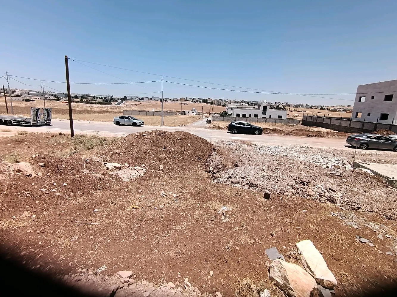 قطعة أرض في جاوا على شارع عرض 20م حوض حنو المراشدة بالقرب من ملاعب الجوهرة