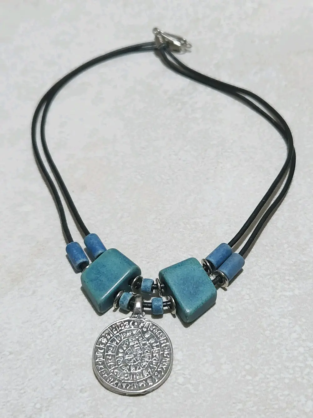 قلادة بوجهين فايستوس من العصر البرونزي