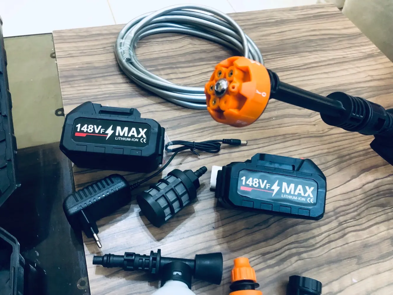 مكينة غسيل السيارة مضخة غسيل شحن مع بطاريتين ب17 دينار