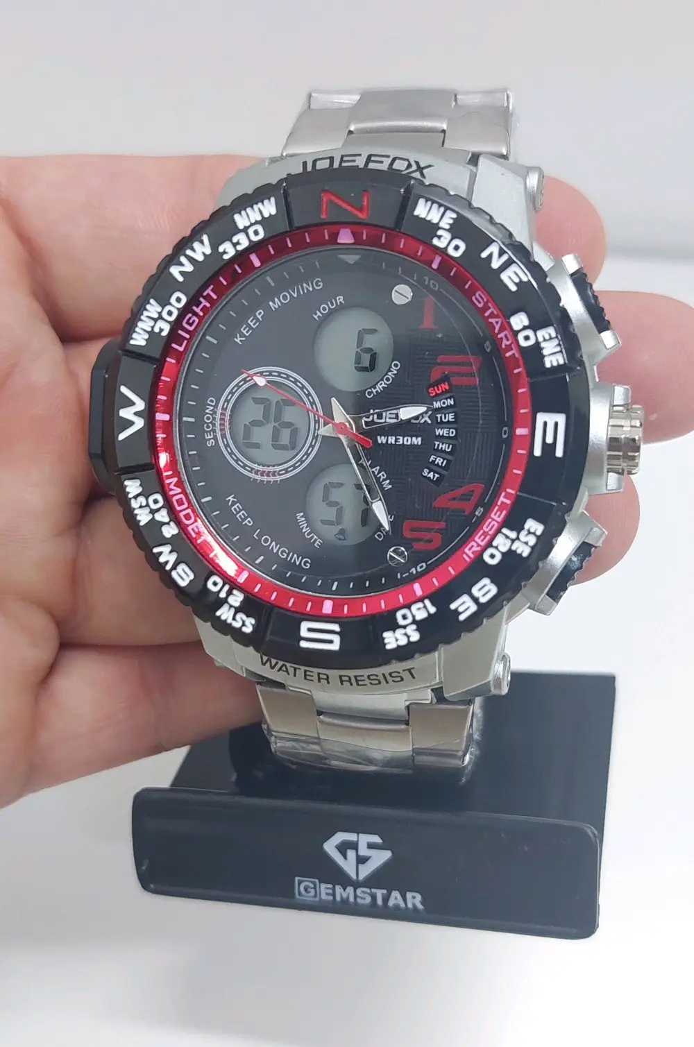 ساعة لون سلفر جديدة بالكرتونة