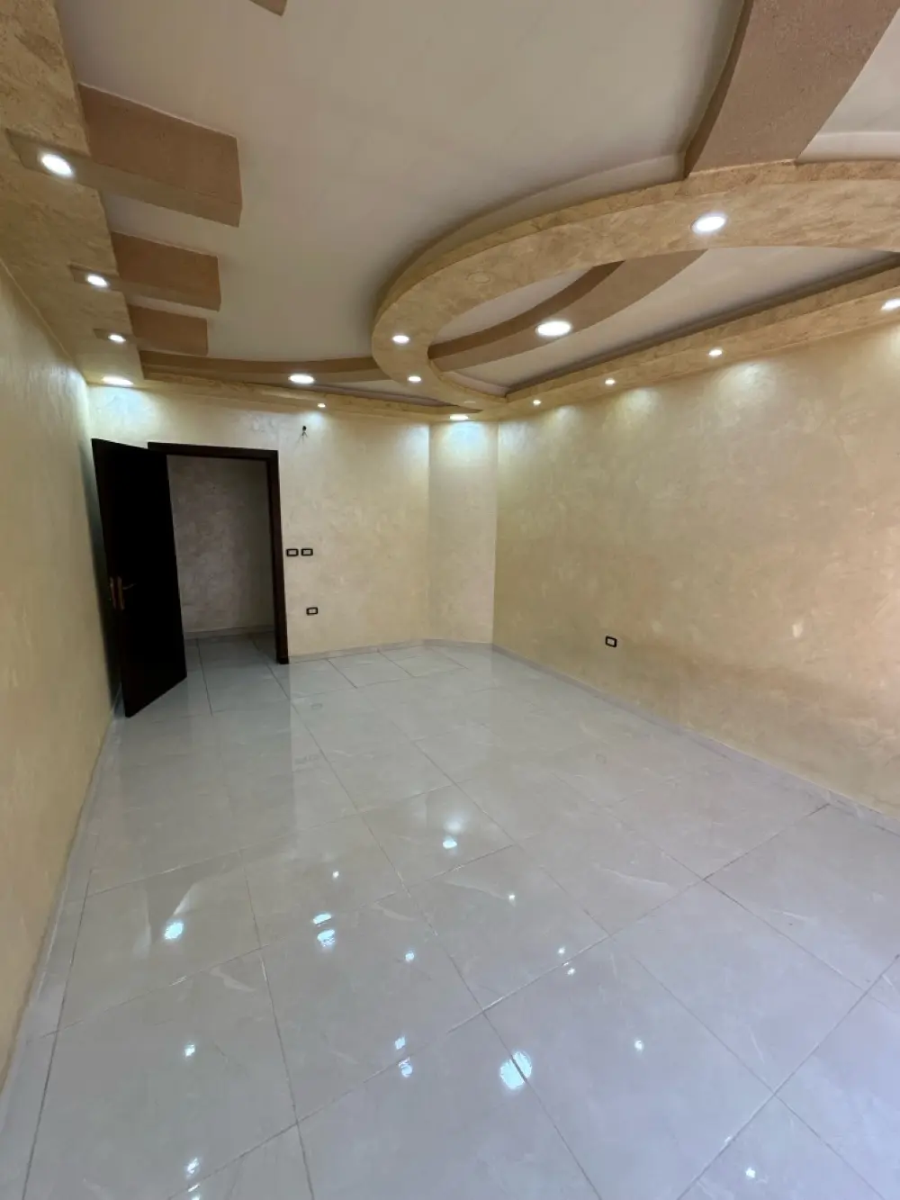 شقه مميزه للايجار قرب اسواق MK الراهبات الورديه/مساحه 165 مناسبه للطلبه الوافدين