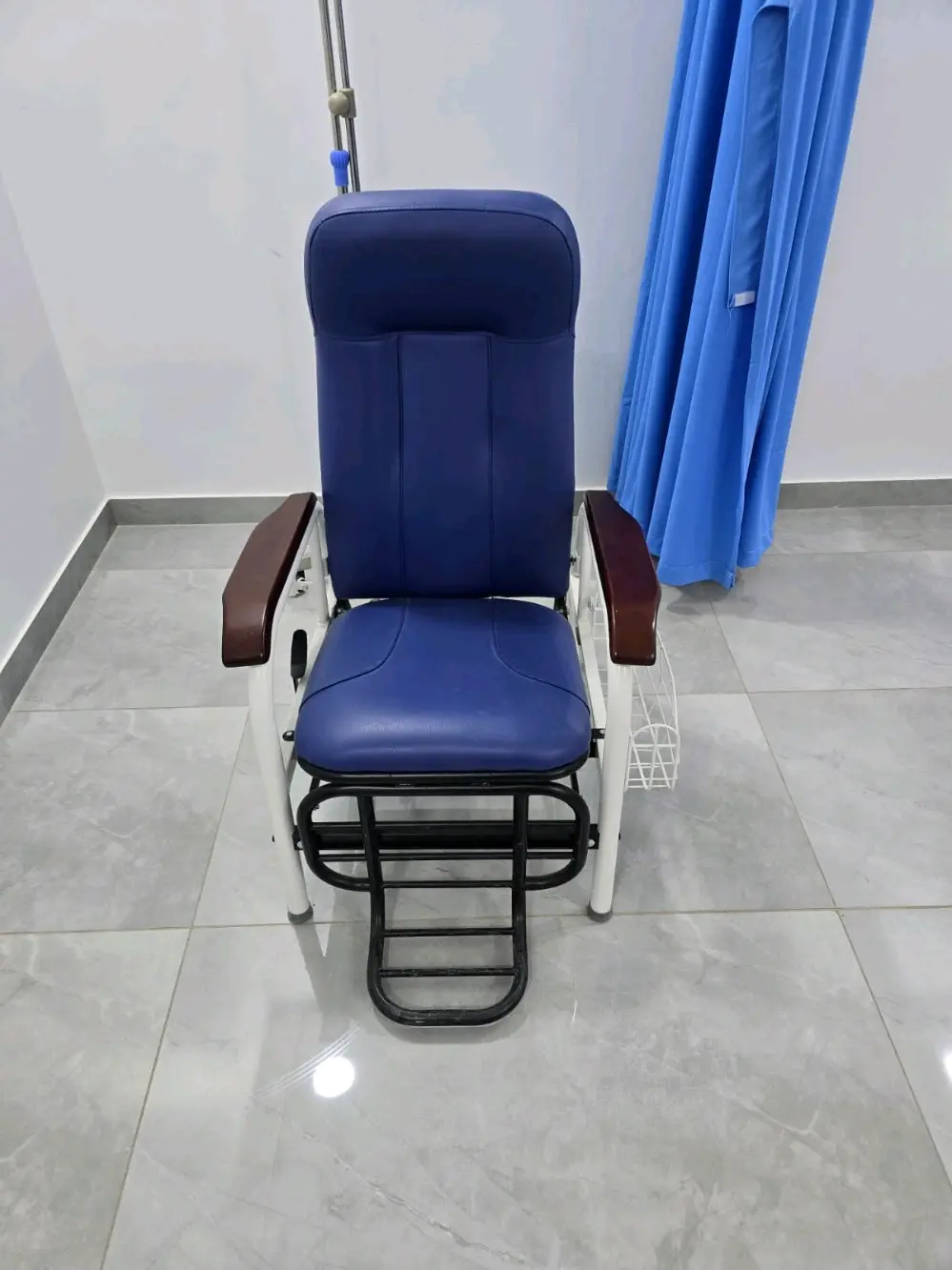 عيادة طب أسنان وطب عام حديثة  للبيع بسعر حرررق