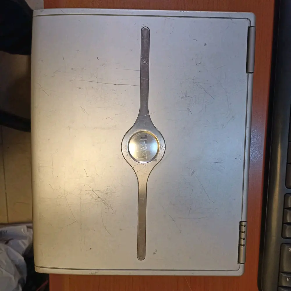 اي لابتوب ب ٣٠ دينار