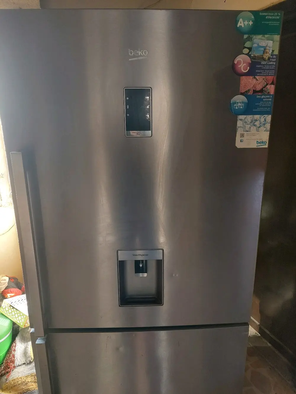 ثلاجة بيكو حديثة مع شاشة