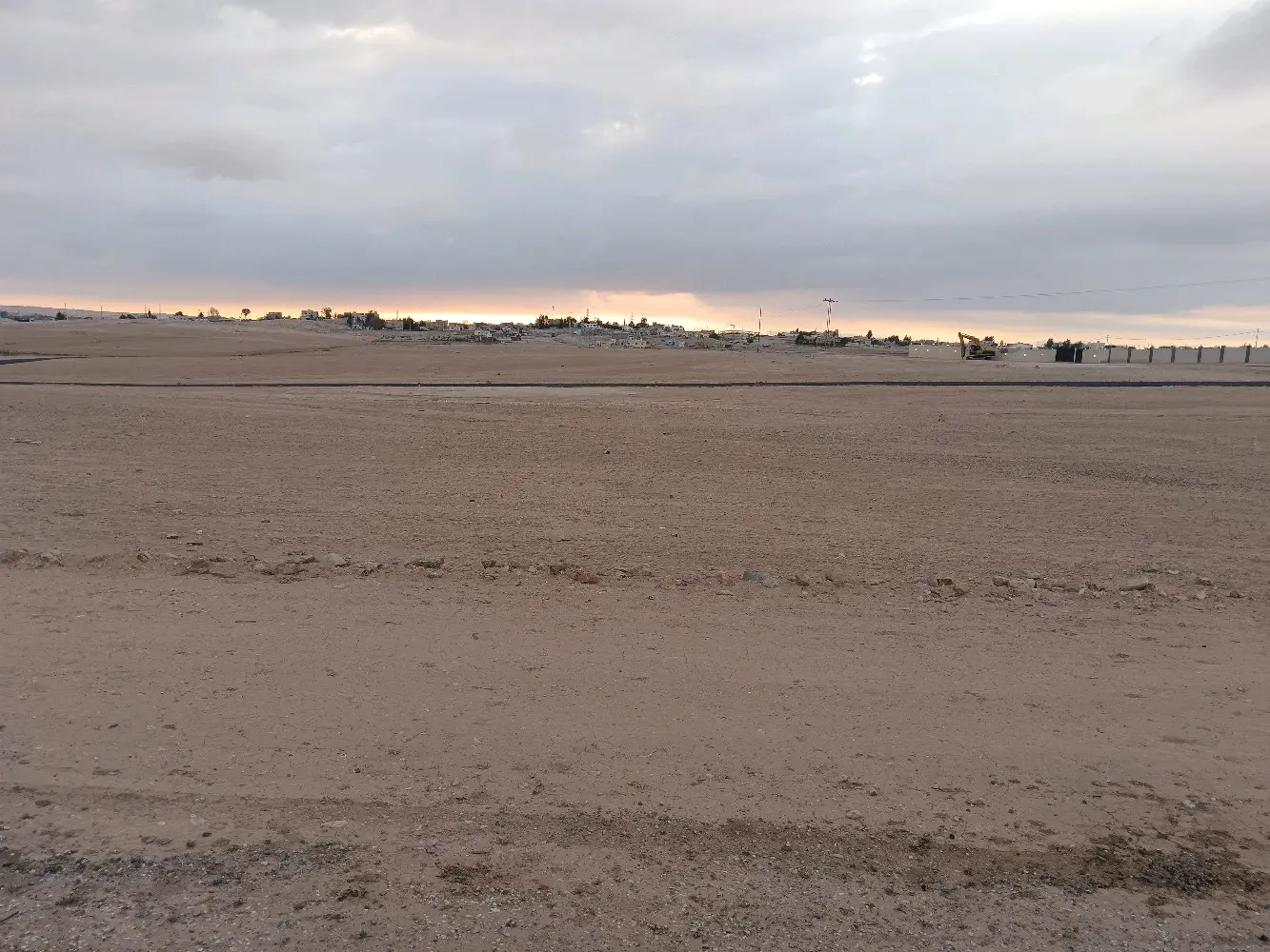 قطعة أرض استثمارية مميزة  على تلة مرتفعه مطلة على  شارع عمان العقبة