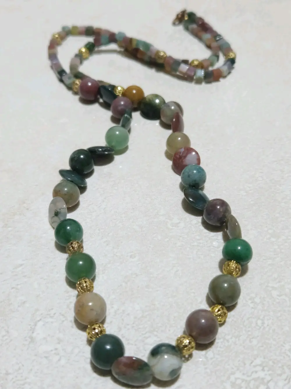 عقد من العقيق الطبيعي