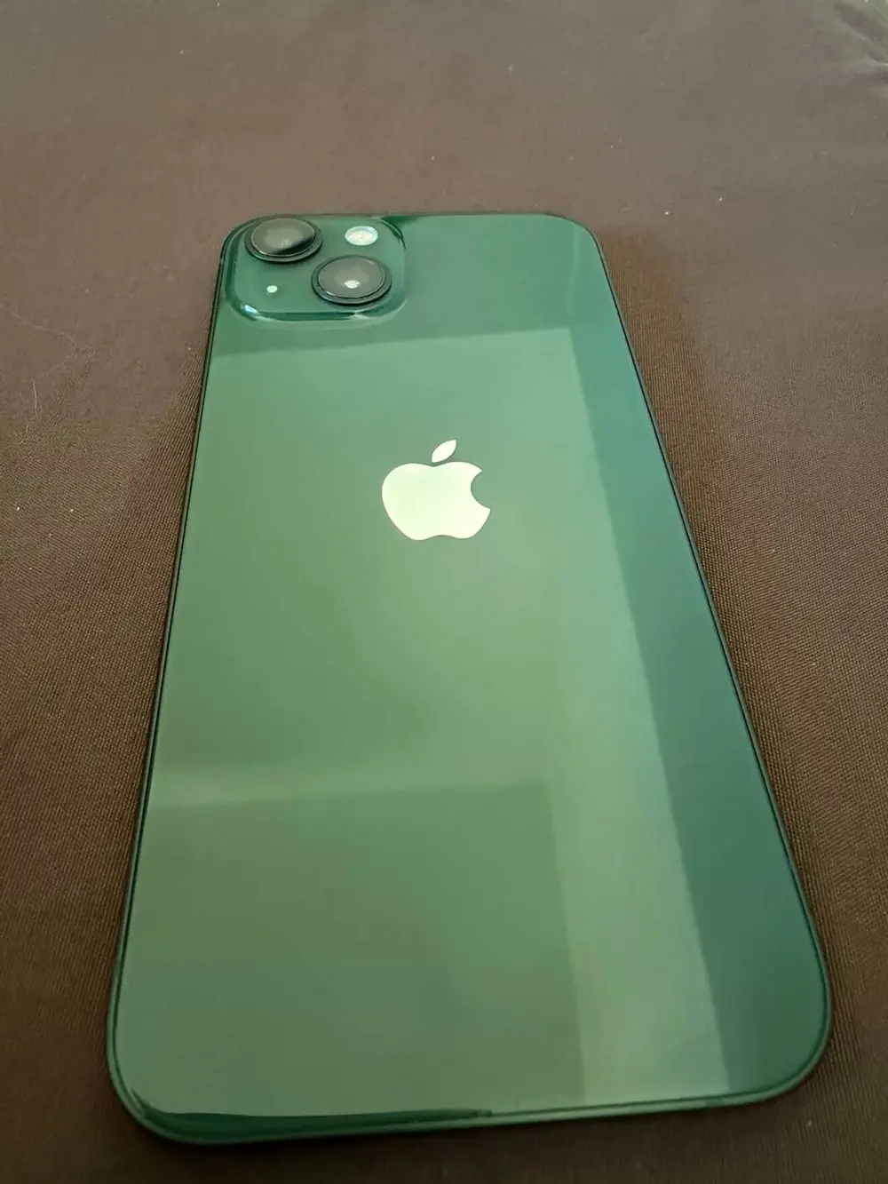 ايفون 13 زيتي وكاله ولا قحطه معاه كرتونه ووصلة شاحن وكفر