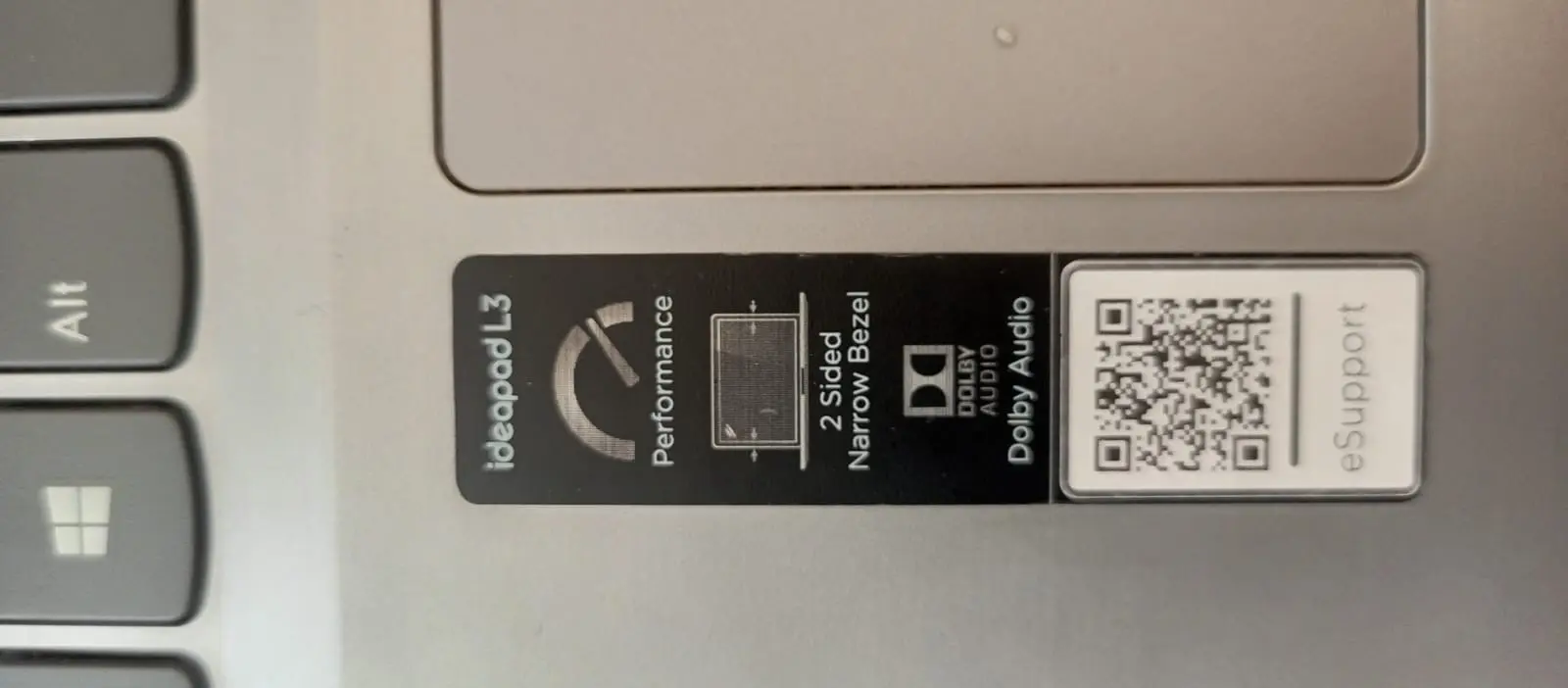 لابتوبLenovo، نظيف وشغال تمام، مواصفاته حلوة وسعره مناسب في بس الضربة الموجودة ب