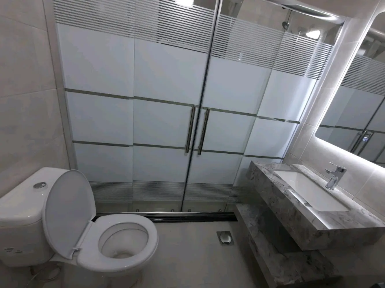 شقة مفروشة ديلوكس للايجار من المالك مباشرة الجاردنز خلف سيفوى شميساني