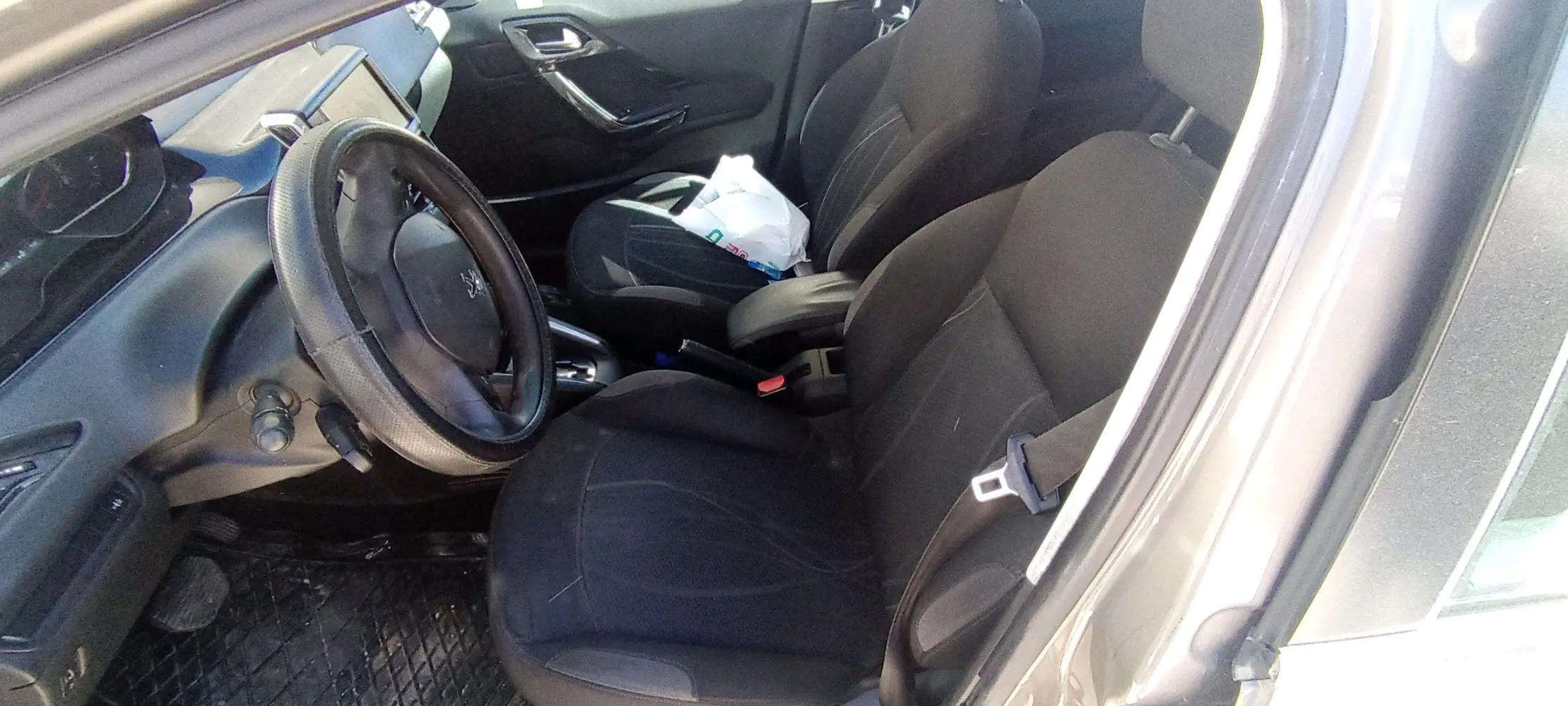 بيجو 208 للبيع موديل ٢٠١٥