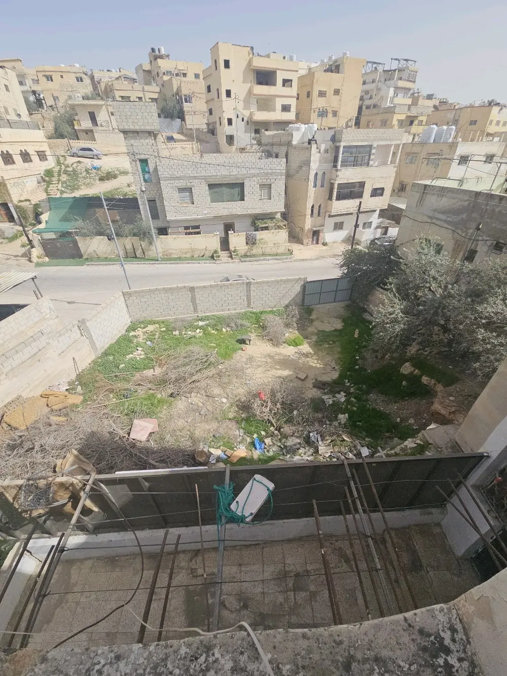 منزل مستقل منطابقين مع قطعة ارضجاهزة للبناءعلى الشارع