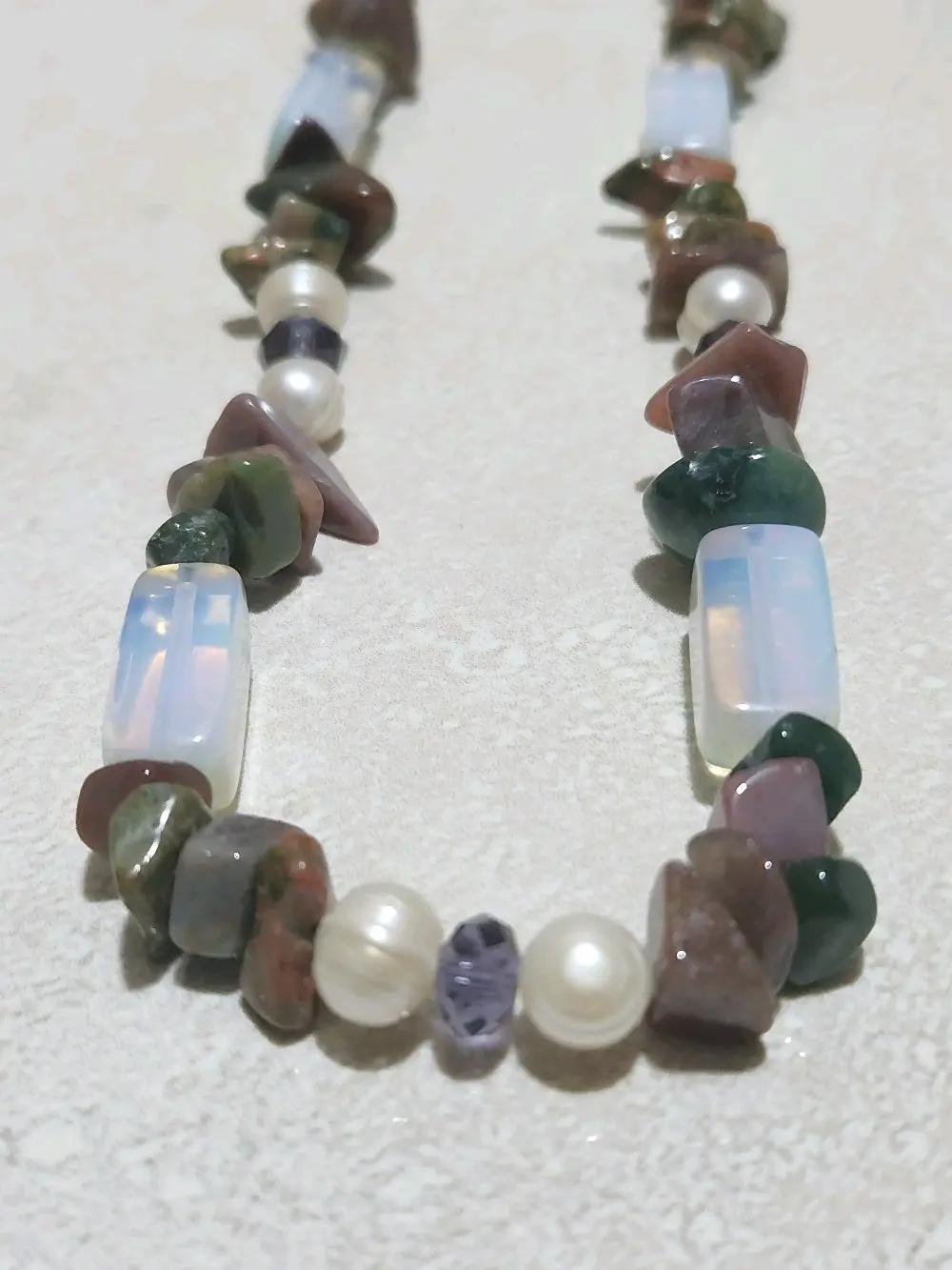 قلادة تشكيلة من الاحجار الطبيعية