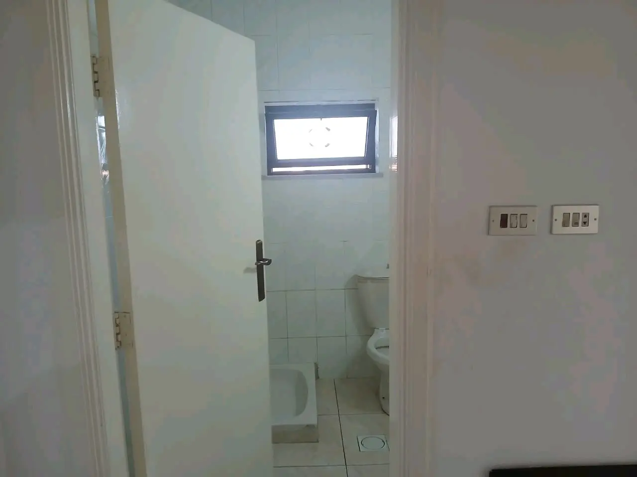 شقة أرضية مع ترس  غرفتين للايجار للعرسان