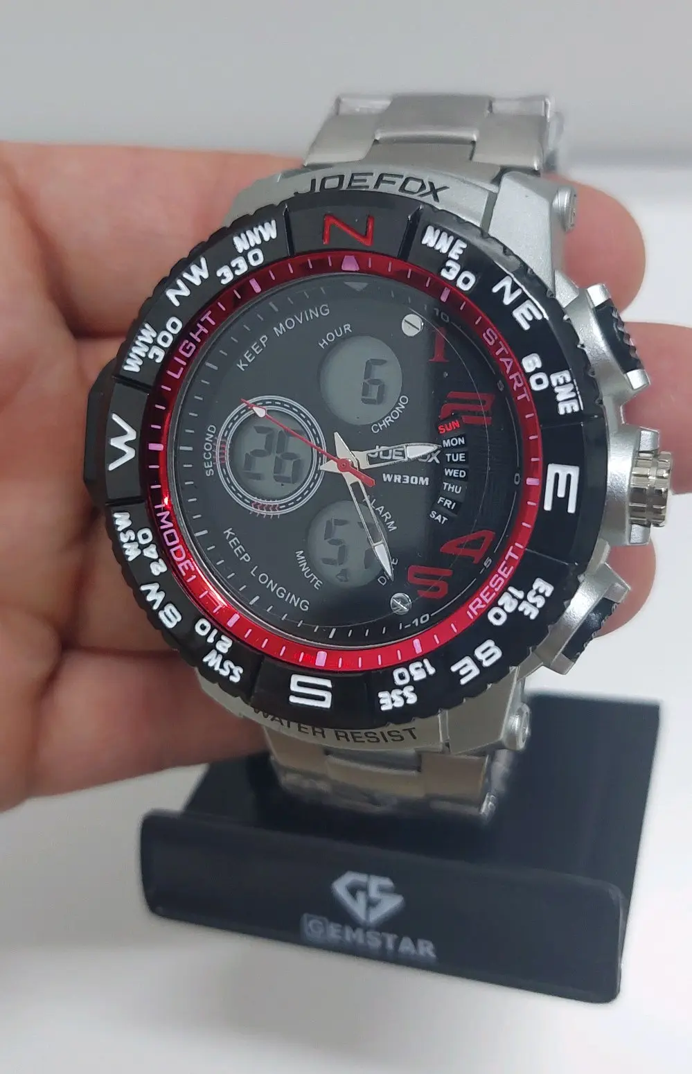 ساعة لون سلفر جديدة بالكرتونة