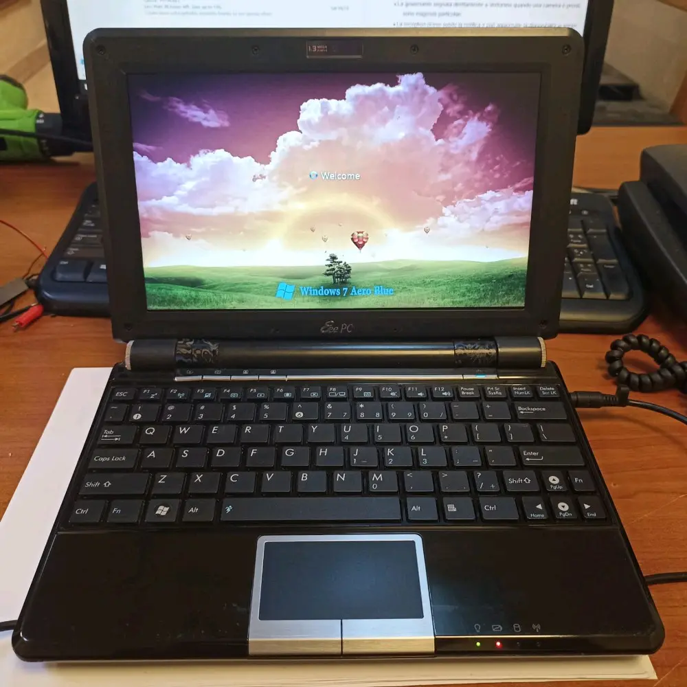 اي لابتوب ب ٣٠ دينار