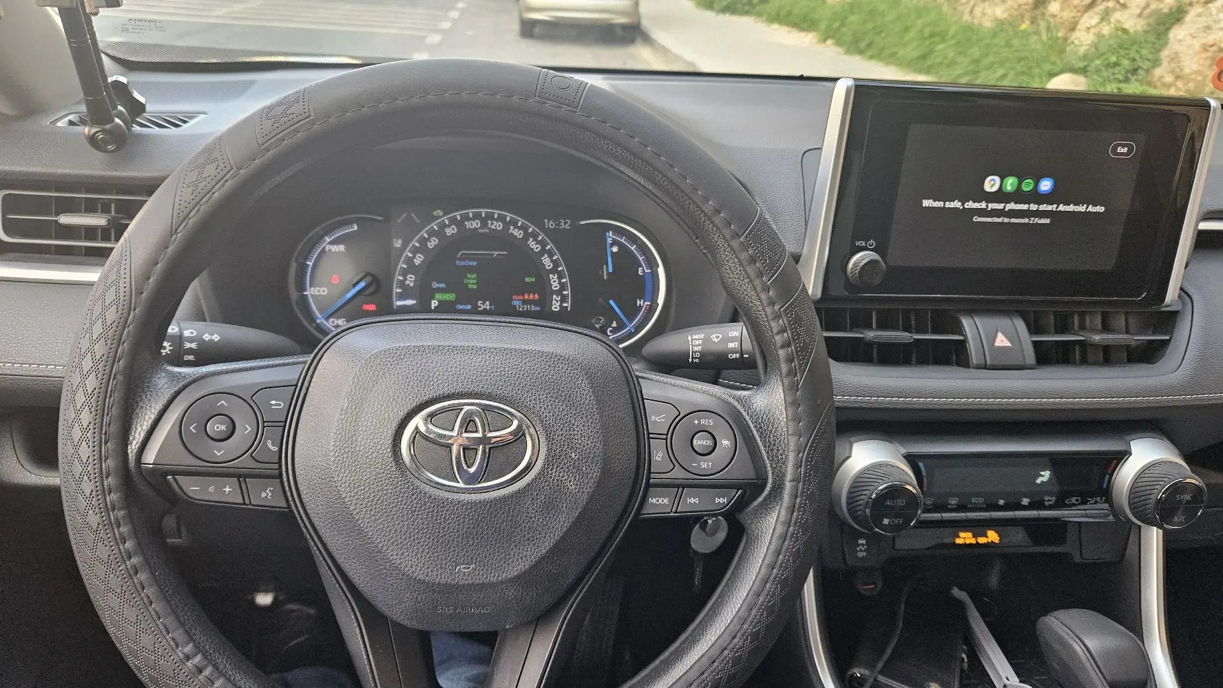 تويوتا راف 4 موديل 2024 LE   4*4 بحالة الوكاله