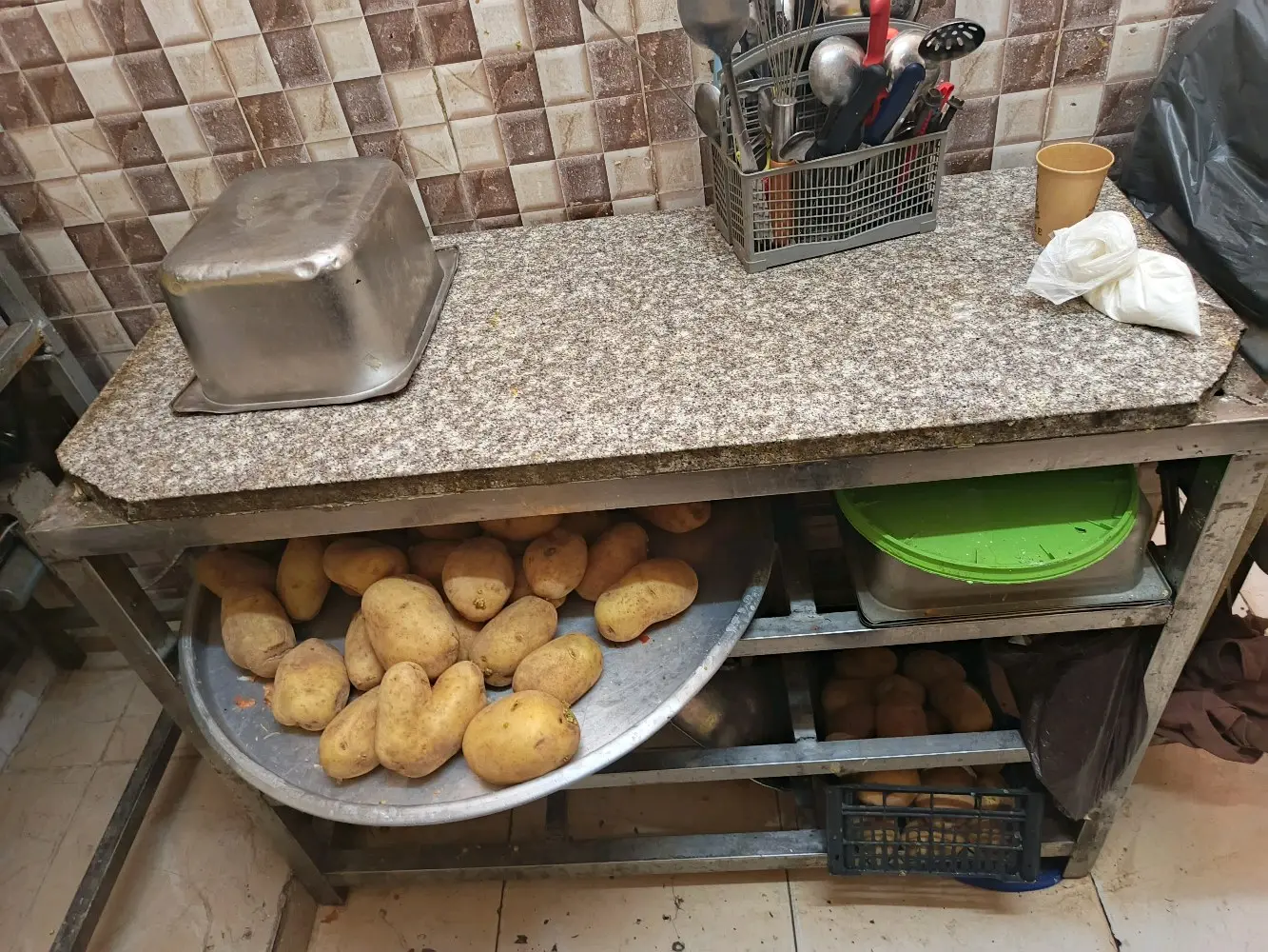 عدة مطعم كاملة