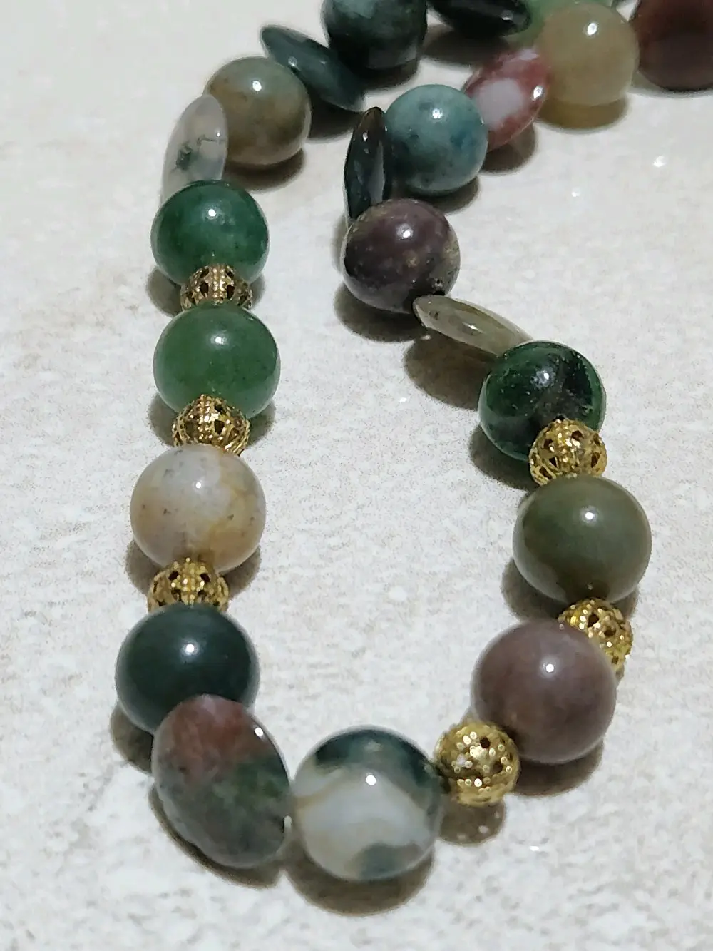 عقد من العقيق الطبيعي