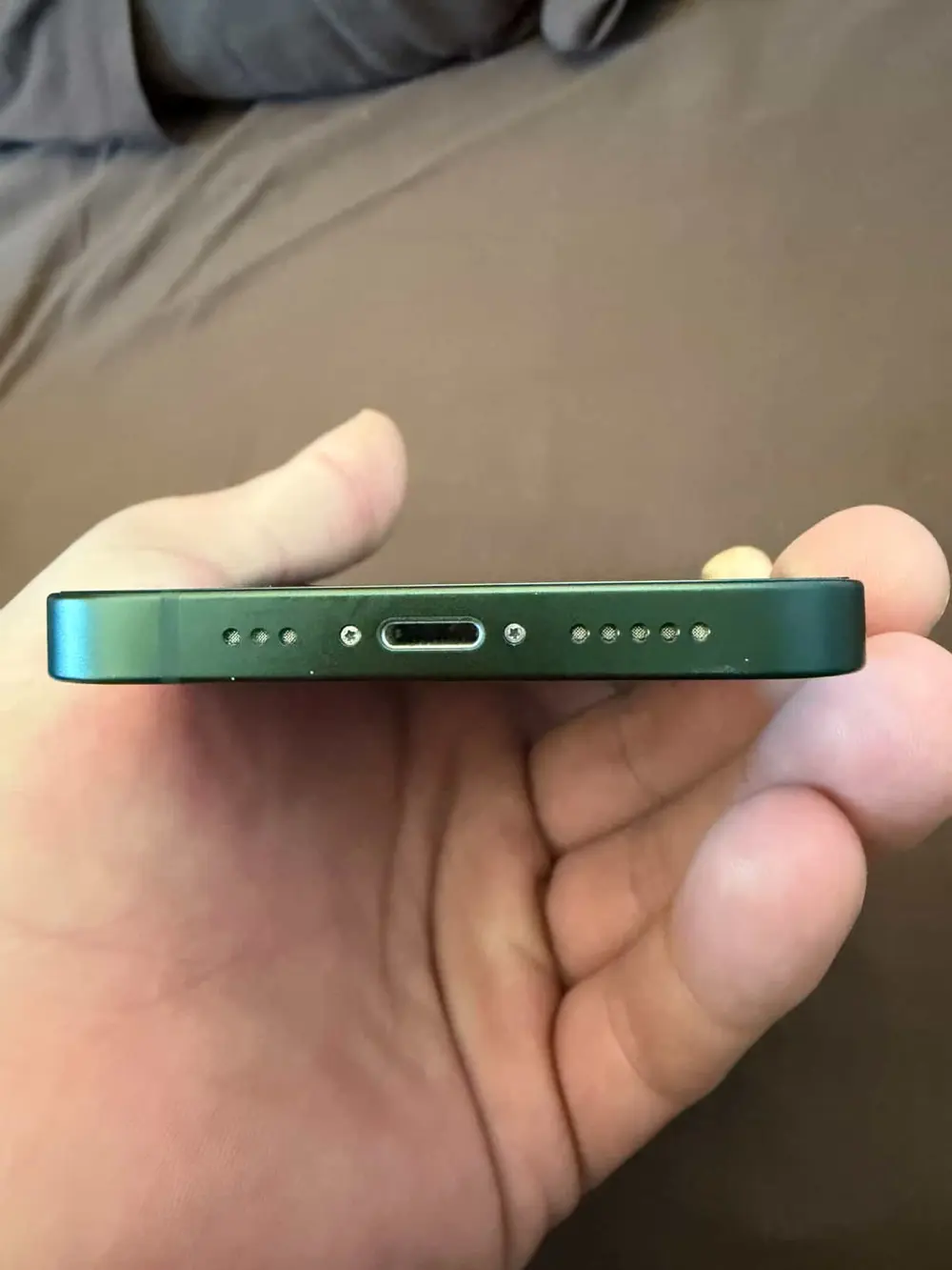 ايفون 13 زيتي وكاله ولا قحطه معاه كرتونه ووصلة شاحن وكفر