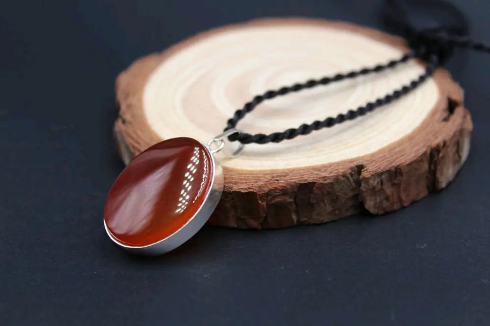 قلائد وتعليقات أحجار كريمة