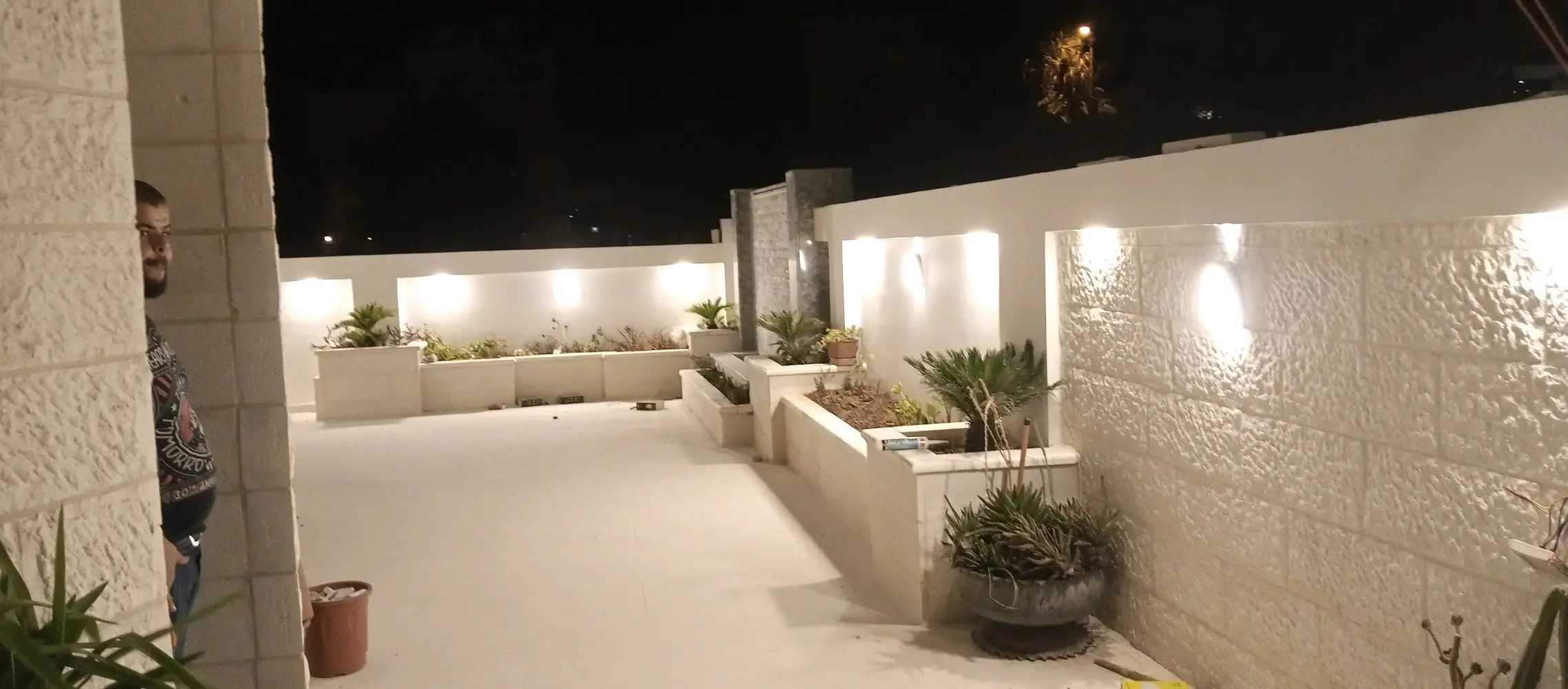 فني كهرباء  فيي اربد تأسيس وصيانه الكهرباء المنزليه والمحال التجاريه