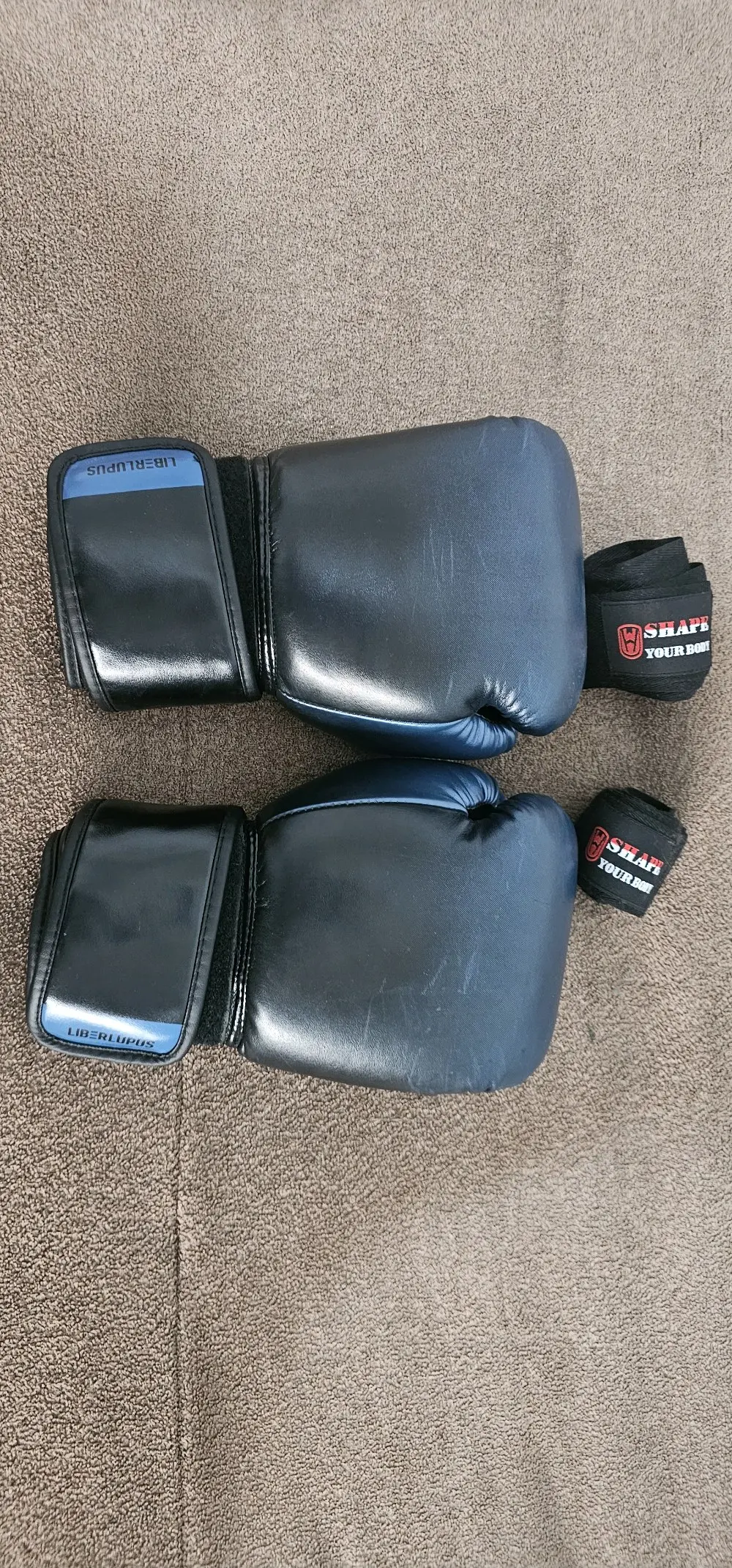 حزام للجيم+ قفازات كيك بوكسنج+ ادوات عديدة للجيم ب 35 دينار