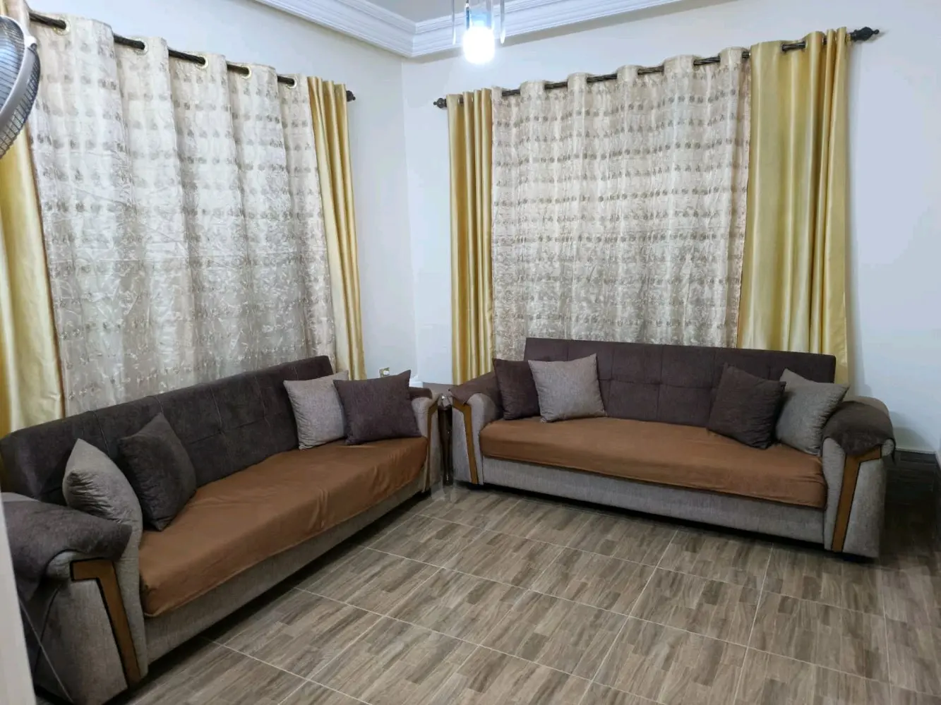 عماره منطقه عمان جبل المناره ٤ طوابق مع روف مسطح الف متر مساحه الارض ٥٣٥ متر مكو