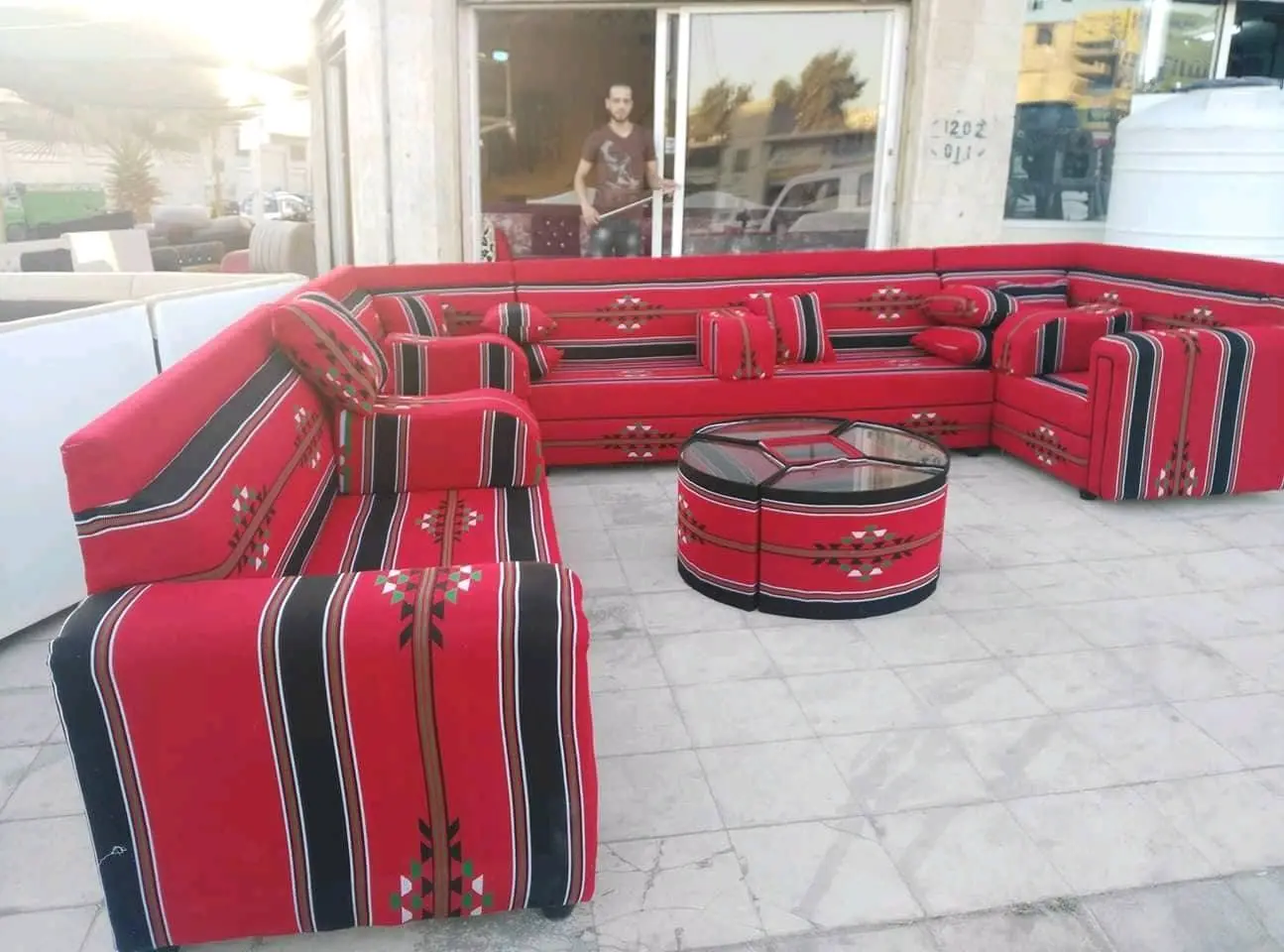 جلسة خليجية مع طقم طربيزات ومراكي