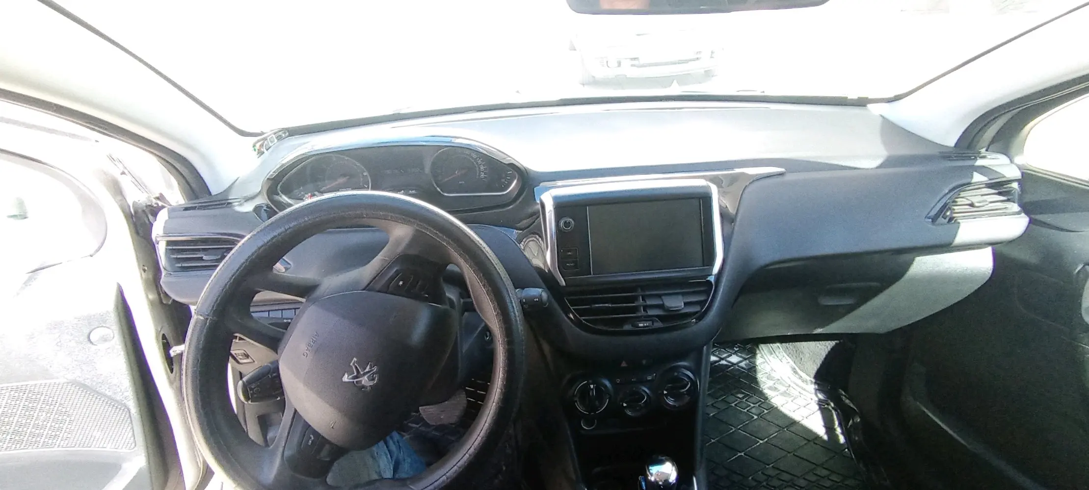 بيجو 208 للبيع موديل ٢٠١٥