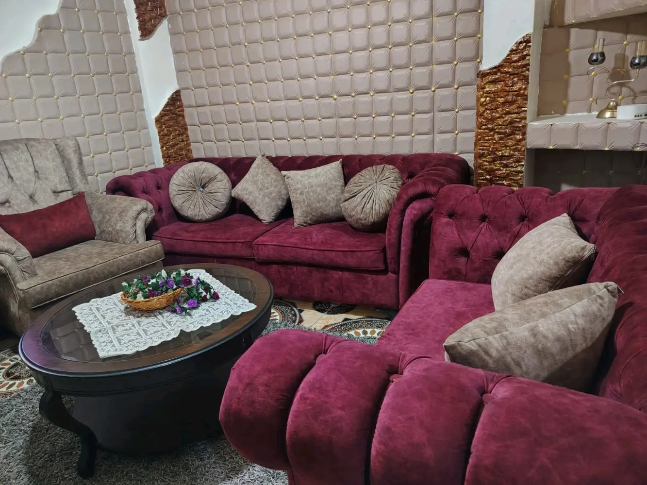 طقم كنب نوعية فاخرة وخشب ثقيل استخدام بسيط