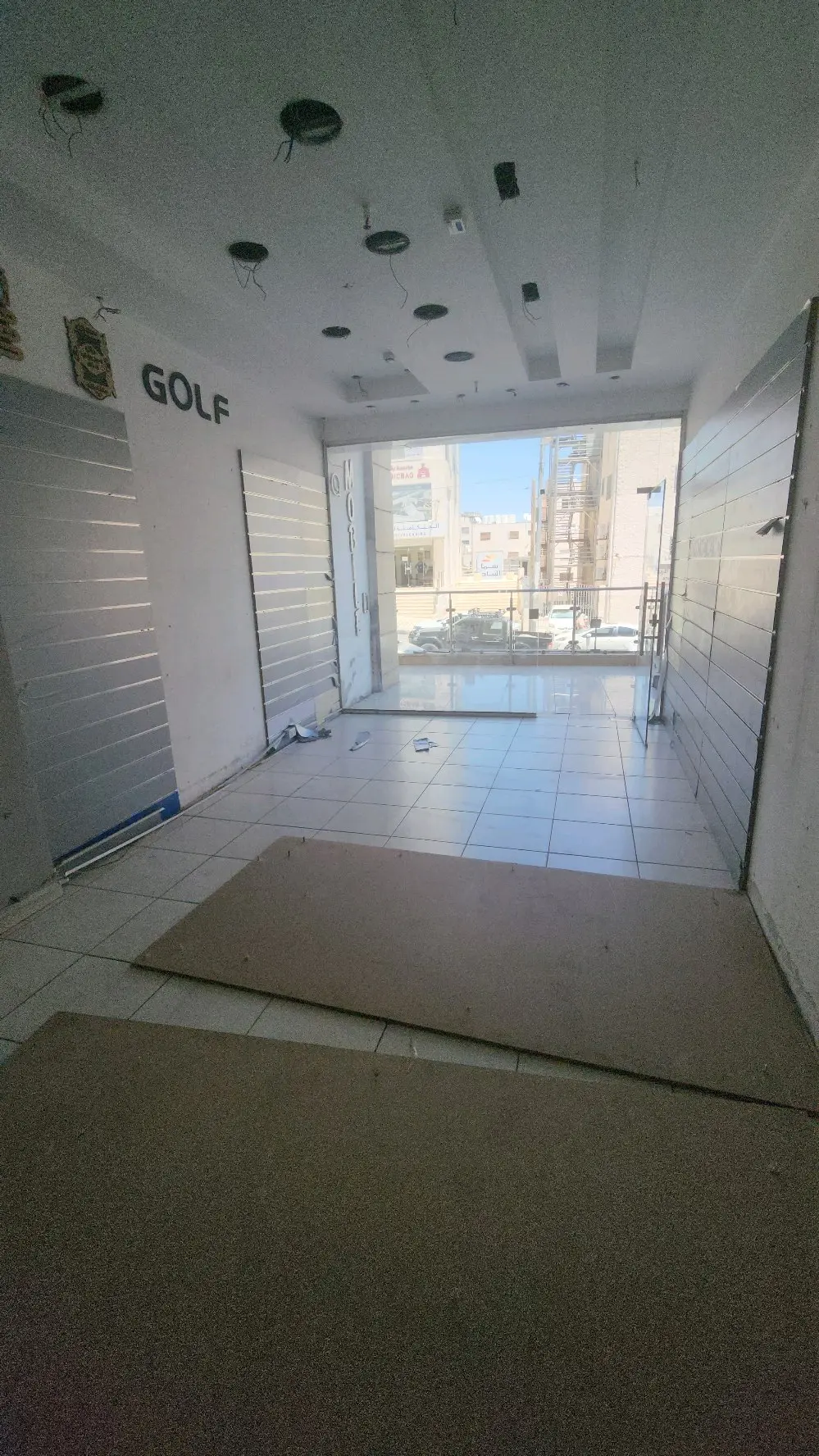 محل بموقع مميز ملاصق لأمنية وهايبرماكس