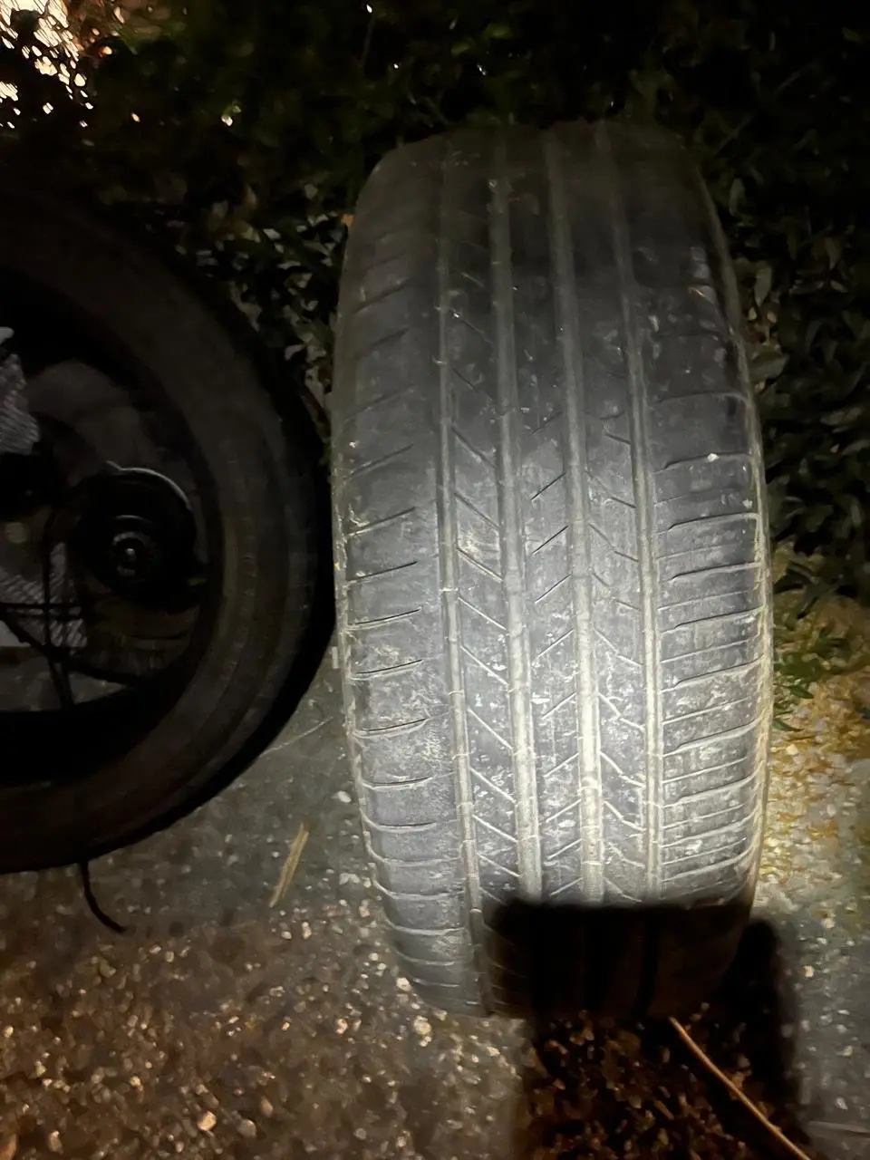 ٤ فردات كوشوك نوع بريجستون مقاس 235/50  R20